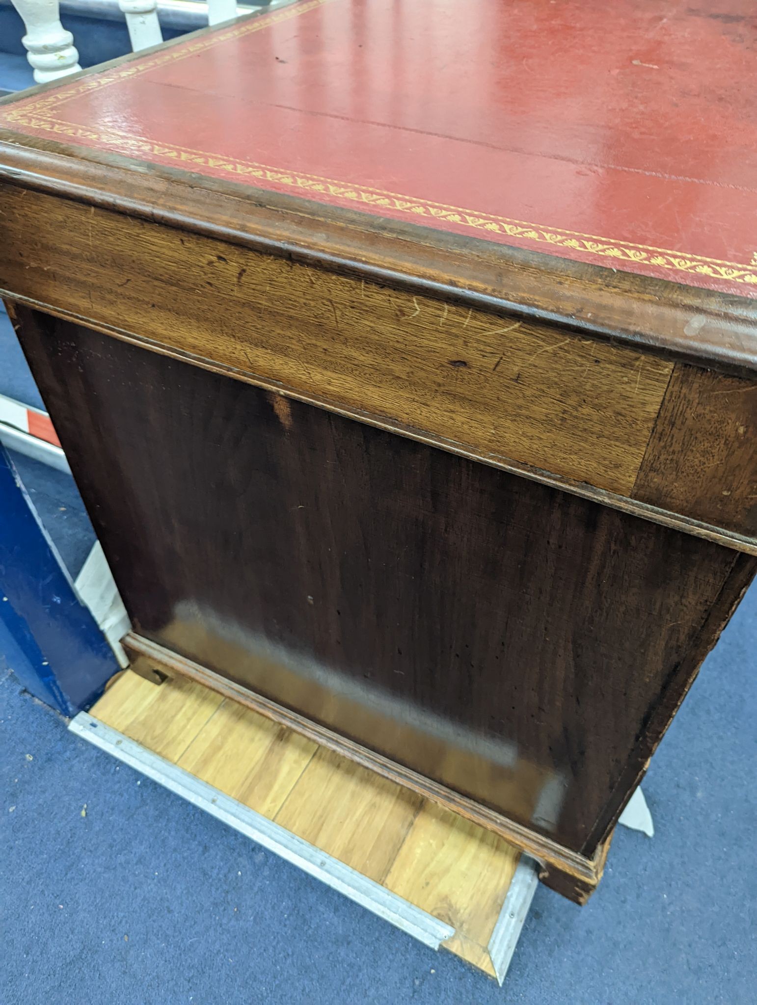 A Victorian mahogany pedestal desk with red leather inset top, length 126cm, depth 71cm, height 77cm